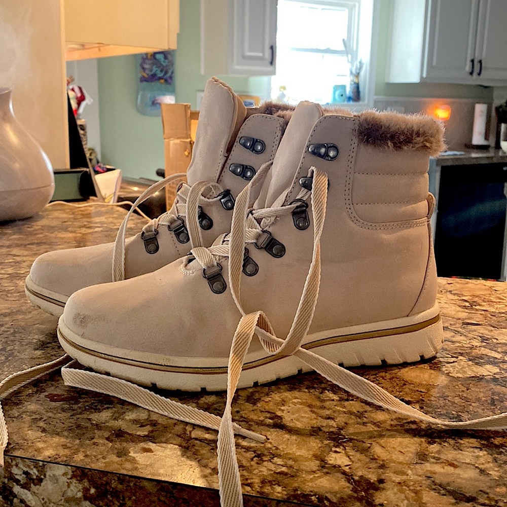 Cliff’s casual boot, cream, women’s size 8